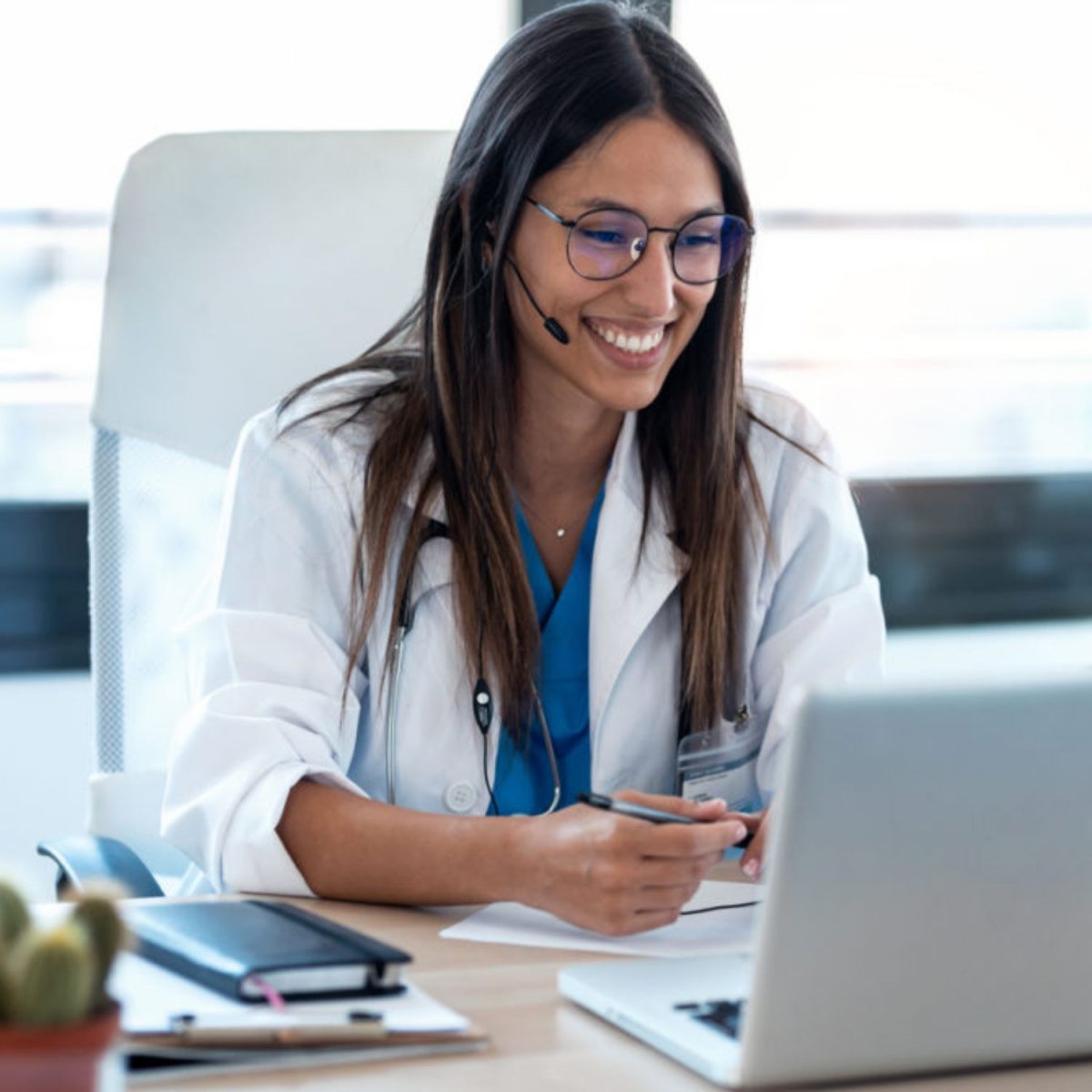 Clinical Specialist on an online call, sat at her desk on her laptop | SleepTest.co.uk