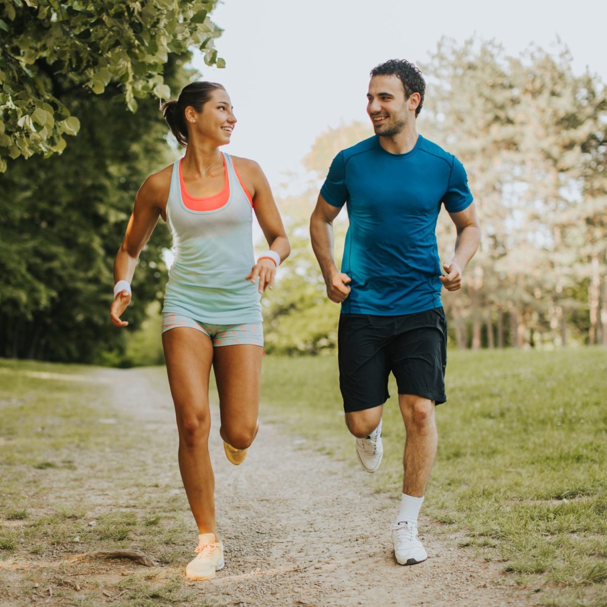 Couple running in part, Sleep Apnoea and weight loss | SleepTest.co.uk