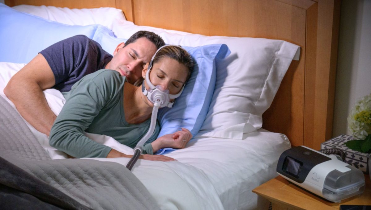 Lady wearing the ResMed AirFit F40 Full Face CPAP Mask in bed | SleepTest.co.uk